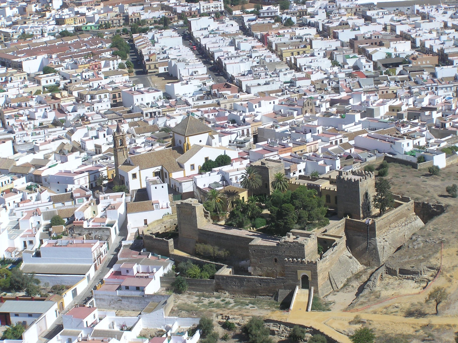Vista aérea del castillo y casco urbano de Mairena del Alcor